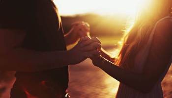 Comment partir en voyage peut renforcer les liens de couple  Voyager est devenu plus qu'un besoin vital pour l'homme, et voyager à deux est l'un des meilleurs secrets qui peuvent sauver votre couple
