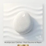 Galet blanc épuré avec une gravure délicate d'onde sonore en spirale et un symbole lunaire, posé sur un fond de sable blanc aux ondulations douces. Logo ForceMajeure.com.