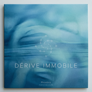 Pochette d'album carrée pour « Dérive Immobile », montrant une texture éthérée d'eau bleu-azur floue avec des vagues subtiles. Au centre, un glyphe graphique blanc minimaliste en forme de spirale géométrique et de constellations de points. En bas, le texte blanc indique « DÉRIVE IMMOBILE », suivi de « Phoebus » et « FORCE MAJEURE ».
